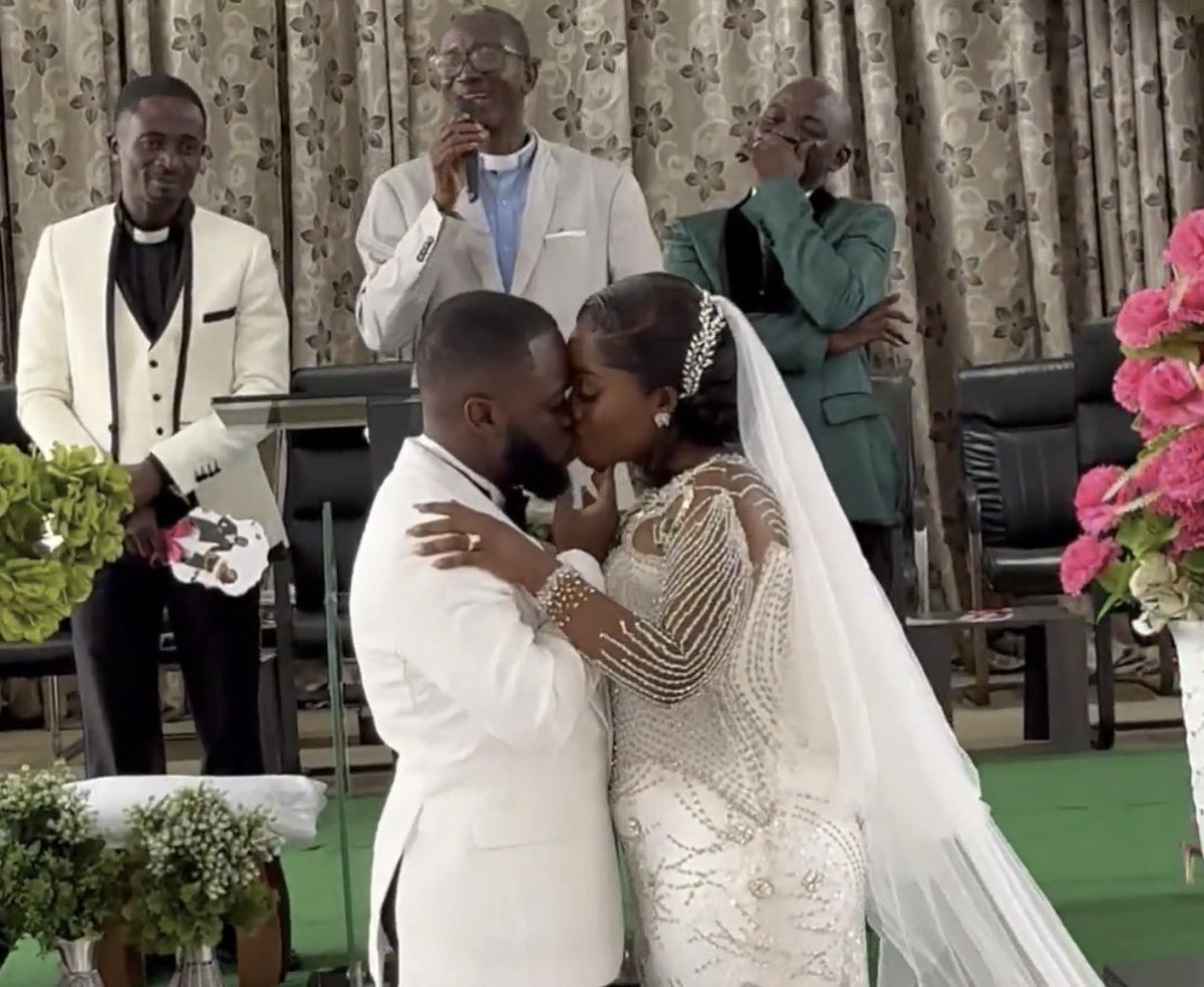 The basic etiquette of kissing requires the initiator of the kiss (man) to tilt his head to a left angle so you don’t suffocate each other with your noses! Also, you don’t grab her chin; instead, you rest one hand on her waist and the other on her cheek! Girl looks pregnant! 1/3