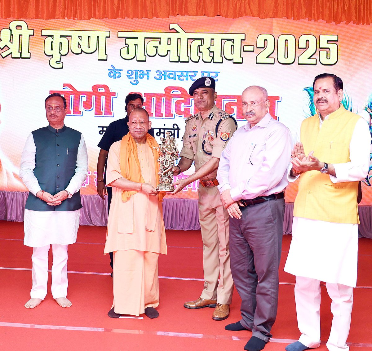 myogiadityanath's tweet image. श्रीकृष्ण जन्मोत्सव के पावन अवसर पर रिजर्व पुलिस लाइन्स, लखनऊ में आयोजित समारोह में सम्मिलित हुआ।

भगवान श्रीकृष्ण का उपदेश &apos;कर्मण्येवाधिकारस्ते मा फलेषु कदाचन&apos; हर व्यक्ति को जिस निष्काम कर्म की प्रेरणा प्रदान कर रहा है, वह वास्तव में हमारा राष्ट्रीय कर्तव्य भी है। यही संविधान के…