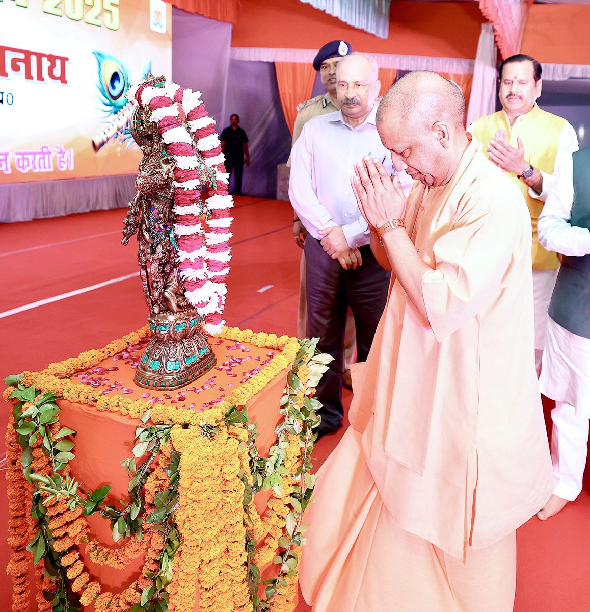 myogiadityanath's tweet image. श्रीकृष्ण जन्मोत्सव के पावन अवसर पर रिजर्व पुलिस लाइन्स, लखनऊ में आयोजित समारोह में सम्मिलित हुआ।

भगवान श्रीकृष्ण का उपदेश &apos;कर्मण्येवाधिकारस्ते मा फलेषु कदाचन&apos; हर व्यक्ति को जिस निष्काम कर्म की प्रेरणा प्रदान कर रहा है, वह वास्तव में हमारा राष्ट्रीय कर्तव्य भी है। यही संविधान के…