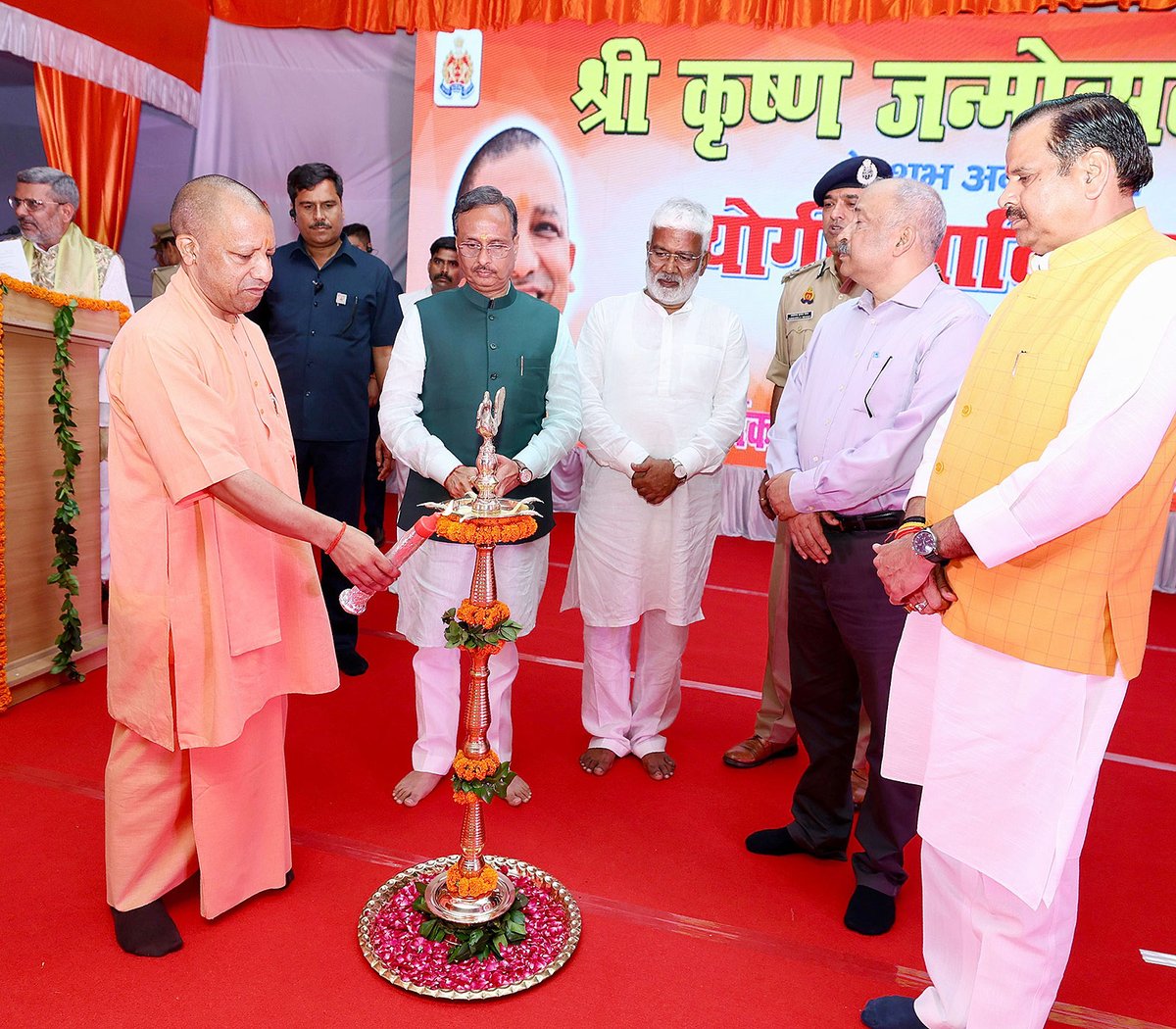 myogiadityanath's tweet image. श्रीकृष्ण जन्मोत्सव के पावन अवसर पर रिजर्व पुलिस लाइन्स, लखनऊ में आयोजित समारोह में सम्मिलित हुआ।

भगवान श्रीकृष्ण का उपदेश &apos;कर्मण्येवाधिकारस्ते मा फलेषु कदाचन&apos; हर व्यक्ति को जिस निष्काम कर्म की प्रेरणा प्रदान कर रहा है, वह वास्तव में हमारा राष्ट्रीय कर्तव्य भी है। यही संविधान के…