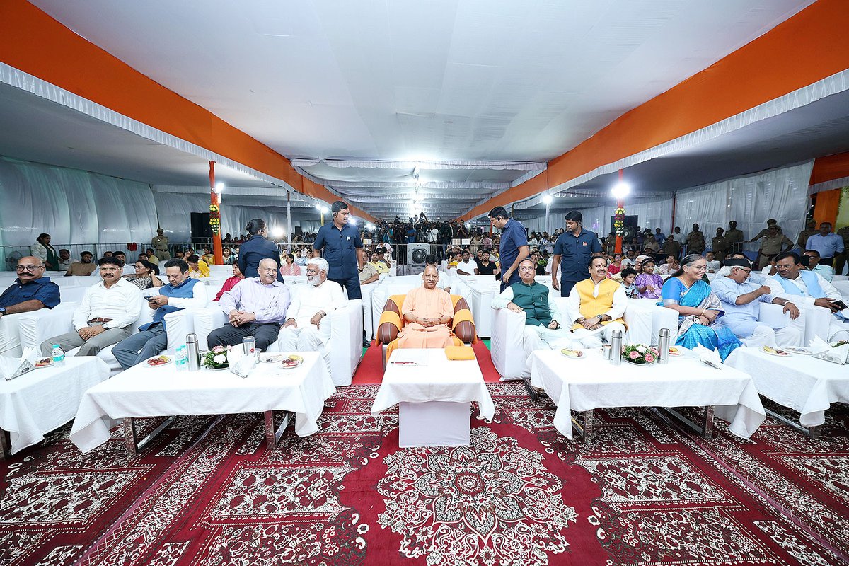 myogiadityanath's tweet image. श्रीकृष्ण जन्मोत्सव के पावन अवसर पर रिजर्व पुलिस लाइन्स, लखनऊ में आयोजित समारोह में सम्मिलित हुआ।

भगवान श्रीकृष्ण का उपदेश &apos;कर्मण्येवाधिकारस्ते मा फलेषु कदाचन&apos; हर व्यक्ति को जिस निष्काम कर्म की प्रेरणा प्रदान कर रहा है, वह वास्तव में हमारा राष्ट्रीय कर्तव्य भी है। यही संविधान के…