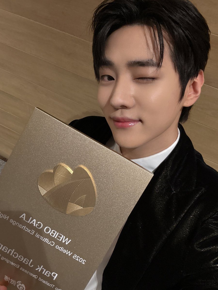 [📢] 20250816
2025 Weibo Cultural Exchange Night  in Thailand
Weibo Thailand Overseas Emerging Power Artist 

소중한 경험과 선물 감사합니다💜
ขอบคุณสำหรับประสบการณ์และของขวัญอันล้ำค่า 💜
感谢您宝贵的经验和礼物💜 

#DKZ #디케이지
#재찬 #JAECHAN
#朴宰灿 #宰灿