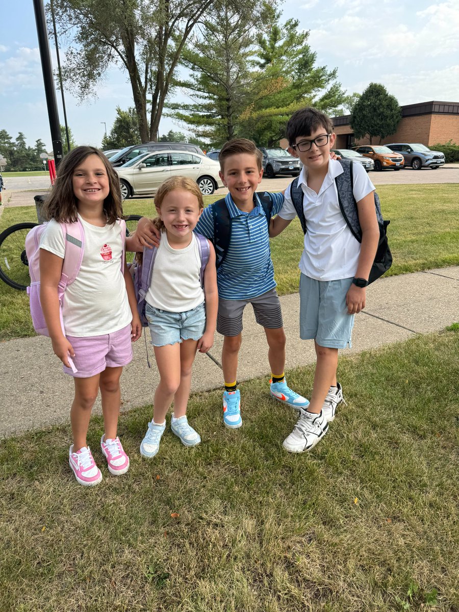 washcusd200's tweet photo. It's great to be #BackToSchool at Washington! It's going to be a rockin' year! 🎶#YourCommunitySchools https://t.co/YcSwLcjQJw