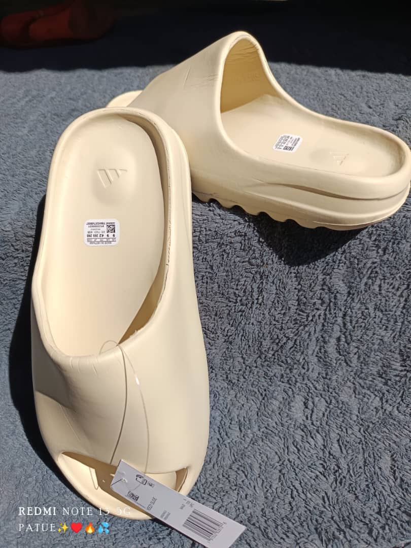 Ghizo721's tweet photo. NEW YEEZY SLIDES 
SIZE 42
MK45,000
BLANTYRE https://t.co/CgcdL6Lnav