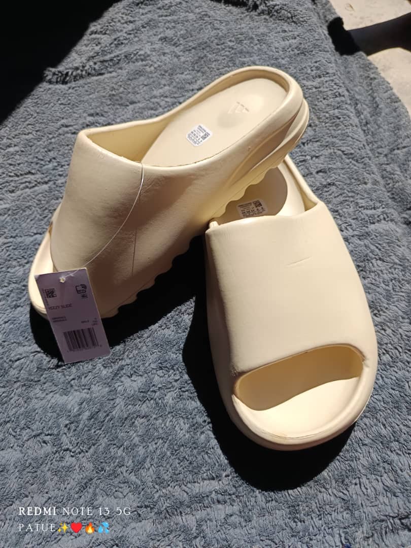 Ghizo721's tweet photo. NEW YEEZY SLIDES 
SIZE 42
MK45,000
BLANTYRE https://t.co/CgcdL6Lnav