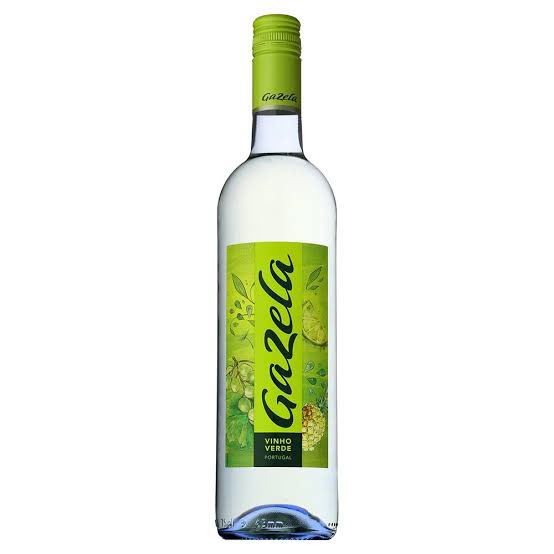 ポルトガルのヴィーニョヴェルデやスペインのバスクのチャコリのような飲み口の柔らかいワイン、これからすごく日本で人気が増すんじゃないかと去年くらいから思っている。
蒸し暑い国でもスルスル飲めるし度数も低めでお手頃だから日本向きすぎる。