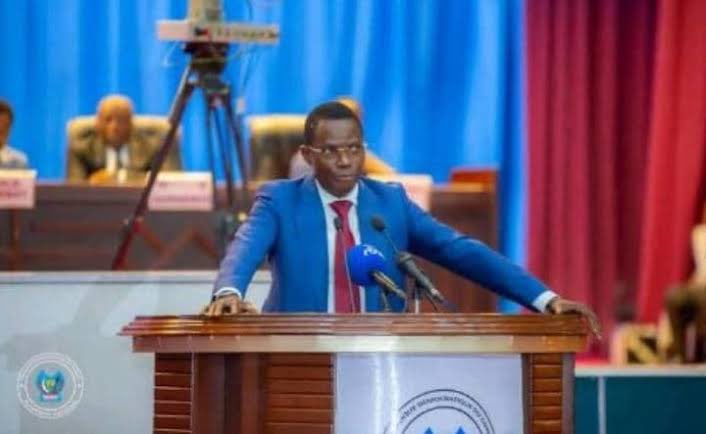 AlainMake20's tweet photo. #RDC : Selon mes sources, le doyen #ChristopheMboso aurait transféré la vidéo au ministre délégué à la Défense @EliezerNtambwe0, qui roulait à contresens, pour lui rappeler que nionso ezalaka théâtre te !
Ndeko @EliezerNtambwe0 tokomi wapi ? https://t.co/E80ihPmcRr