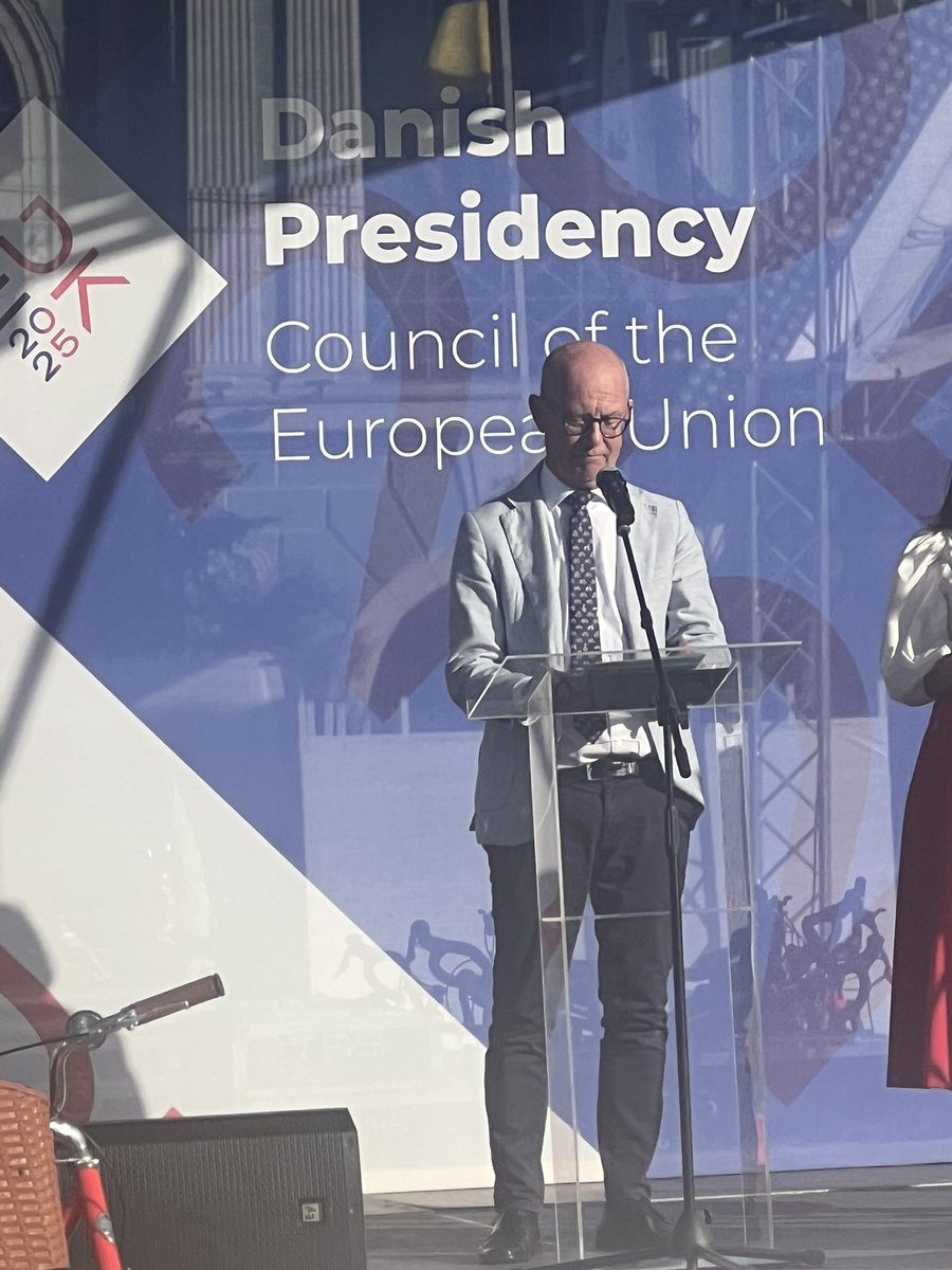Balm for the post-Alaska soul from Danish Ambassador <a href="/DKAMBinUkraine/">Ole Egberg Mikkelsen</a> Ole Egberg Mikkelsen at today’s Kontraktova Square event marking the launch of the 🇩🇰 EU presidency: Denmark has three priorities in supporting Ukraine - 1. Weapons; 2. Weapons; 3. Weapons.
