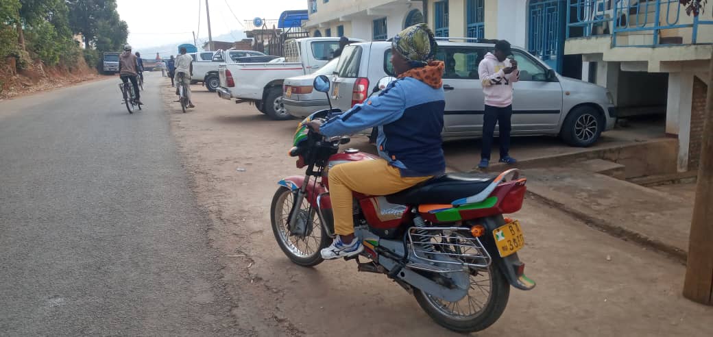 IrisNews_'s tweet image. 🏍️ Femmes motards: elles ne sont pas encore nombreuses dans ce métier largement exercé par les hommes.

📍 Dans la ville de #Kayanza (#Butanyerera), Goreth Nibona essaie de gagner sa vie grâce à la conduite de moto, malgré des clients encore réticents, doutant de ses capacités.