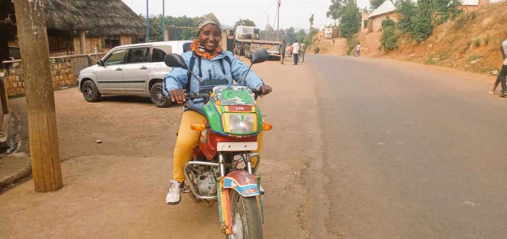 IrisNews_'s tweet image. 🏍️ Femmes motards: elles ne sont pas encore nombreuses dans ce métier largement exercé par les hommes.

📍 Dans la ville de #Kayanza (#Butanyerera), Goreth Nibona essaie de gagner sa vie grâce à la conduite de moto, malgré des clients encore réticents, doutant de ses capacités.