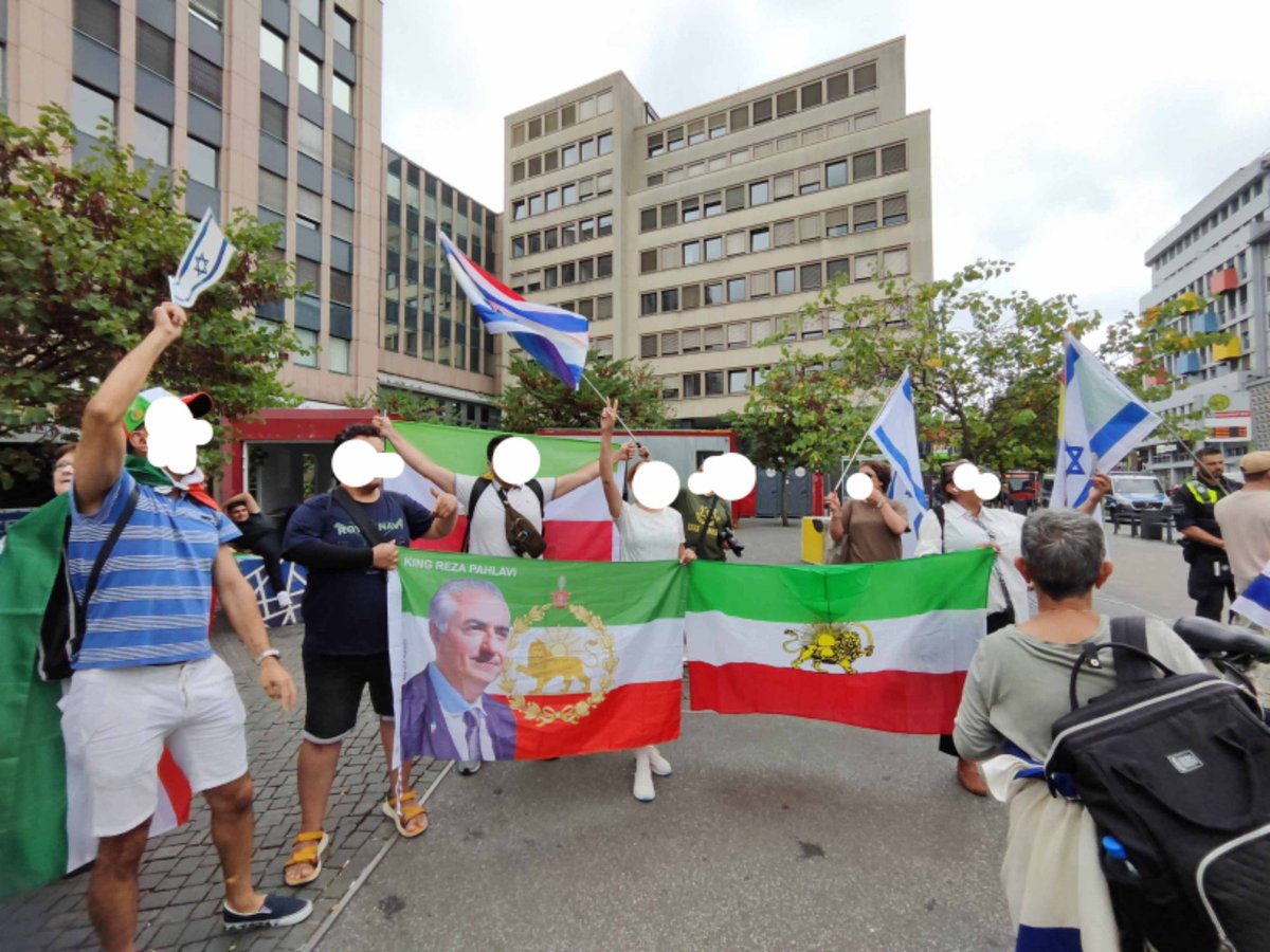 Baghi161's tweet photo. Das war heute ein extrem kraftvoller Gegenprotest ...
Im Gegensatz zu dem #Hamasfans, haben wir Freunde und Spaß auf die Straße gebracht.
Danke an die 🇮🇷 🇦🇫🇺🇦Freunde die uns unterstützt haben.
#dus1608 https://t.co/EFm81V7ST1