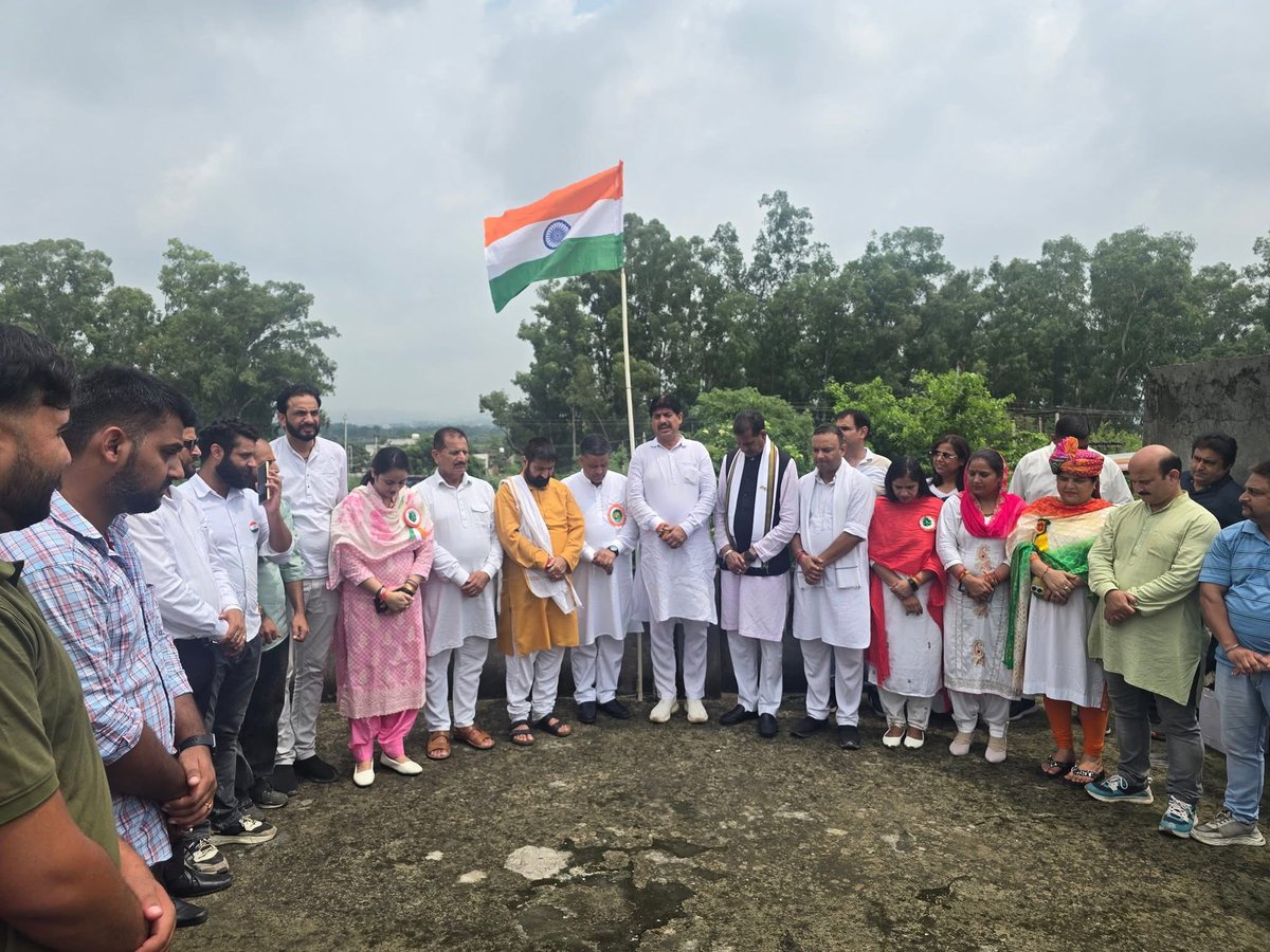 BJPNANDKISHORE's tweet photo. आज  भारतीय जनता पार्टी  कार्यालय  नाग बनी जम्मू जिल्ला उत्तरी नॉर्थ में  तिरंगा  चढाया.   एवं जो लोग चशोती में मारे  गये उनके लिए दो मिनिट का  मौन रखा  .जिल्ला की सारी  टीम तथा  मंडल प्रधान  एवं   सीनियर  कार्यकर्ता उपस्थित रहे. 79वे स्वतंत्रता दिवस की मंगल बधाई सहित हार्दिक शुभकामना���ं  🪷🇮🇳🙏