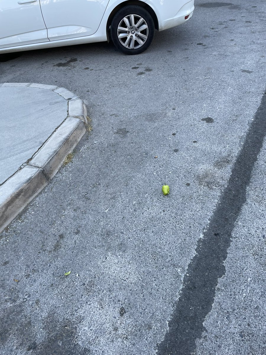 Biri bardağını düşürmüş