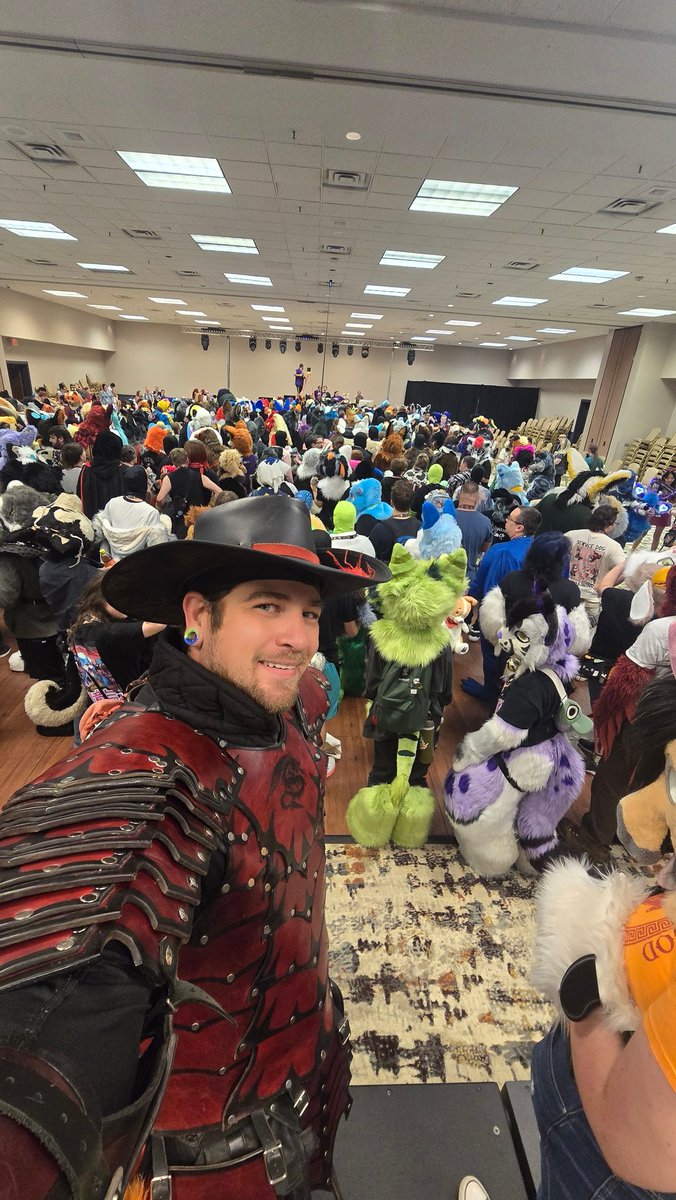 Woah! Look at all these amazing furries at IFC!

Stay hydrated!!! :3