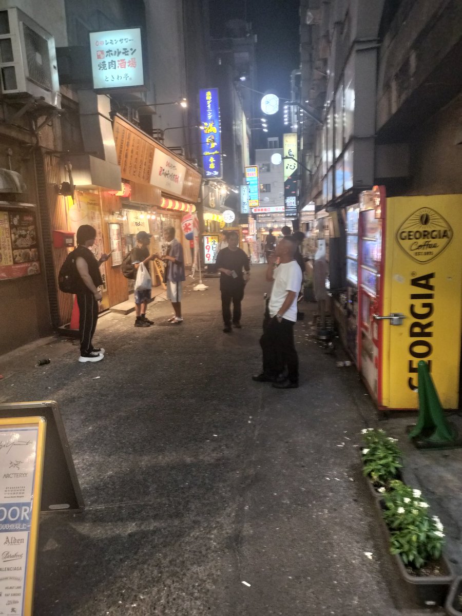 刑務所行きまで
あと、2日…

毎日沢山の方々からのお声に癒されております😚💕
月曜日までお仕事をしておりまして、お返事が遅くなる、あるいは見過ごしてしまう事がありますことをお許し下さい🙇

ニコチンを摂取しております🚬
かなりの頻度でここに出没します

#刑務所
#カウントダウン
#横浜西口