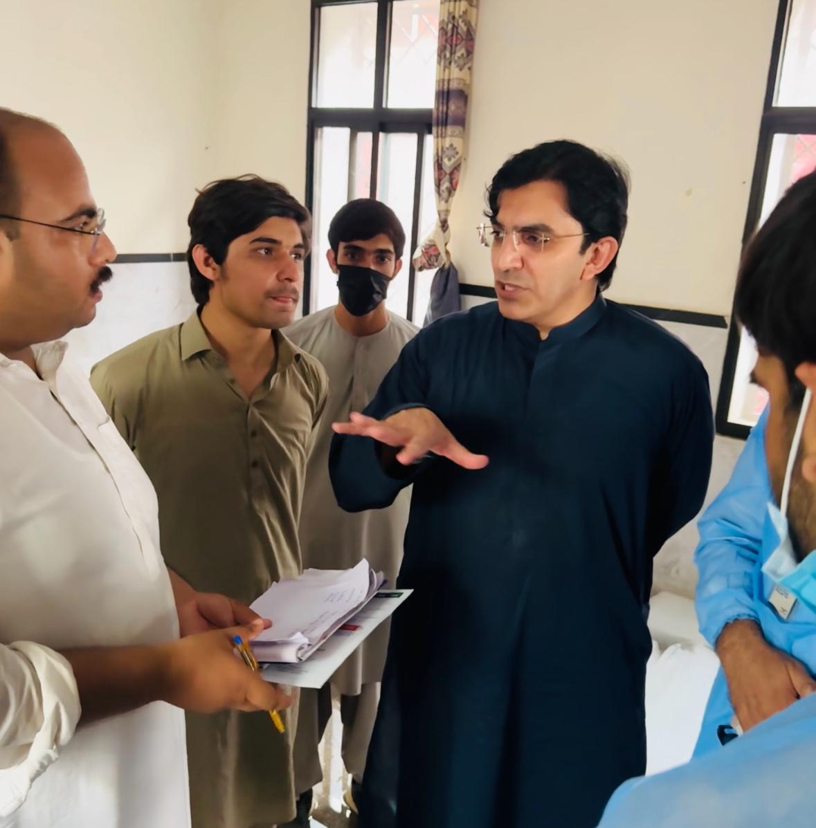 NDM_Official's tweet photo. بونیر: نیشنل ڈیموکریٹک موومنٹ کے چیئرمین محسن داوڑ نے بونیر کا دورہ کیا۔ چیئرمین محسن داوڑ نے مشکل اور غم کی اس گھڑی میں بونیر کے عوام کے ساتھ اظہار یکجہتی کی۔
چیئرمین محسن داوڑ نے تحصیل ہیڈکوارٹر ہسپتال پیر بابا کا دورہ کیا جہاں انہوں نے زخمیوں کی عیادت کی۔
اس موقع پر این ڈی ایم کے رحیم داوڑ اور نیشنل سٹوڈنٹس موومنٹ کے مرکزی سیکرٹری اطلاعات عاطف رشید بھی انکے ہمراہ موجود تھے۔