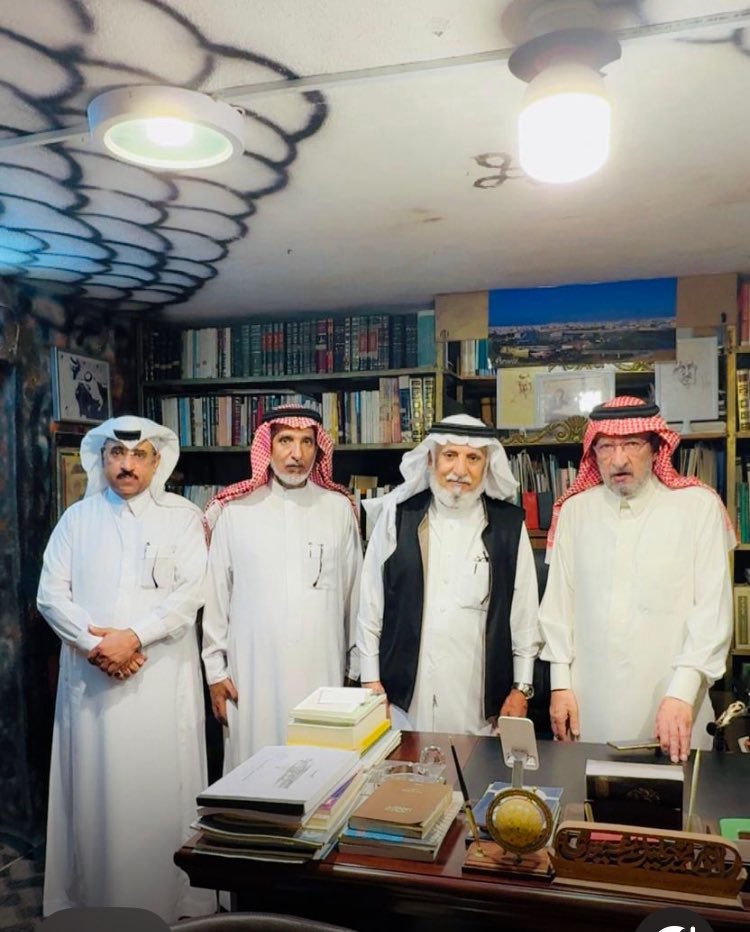 alwathg1374's tweet photo. تشرفت مساء هذا اليوم السبت ٢٢ صفر ١٤٤٧ هـ أنا وأشقائي  محمد وعلي بزيارة الاستاذ الأديب / انور محمد خليل بمنزله العامر في قرية جوحان بمدينة ابها ، وقد سعدنا بحديثه الشيق عن تاريخ ابها وعن ذكرياته الجميله عن التعليم والصحافه والأدب ، وقد أهديته نسخة من كتابي ( التطور التاريخي لانظمة الترقيات في المملكه العربيه السعودية ) لعله يأنس بالمجموعة الكبيرة من الكتب التي تضمها مكتبته في شتى المجالات .