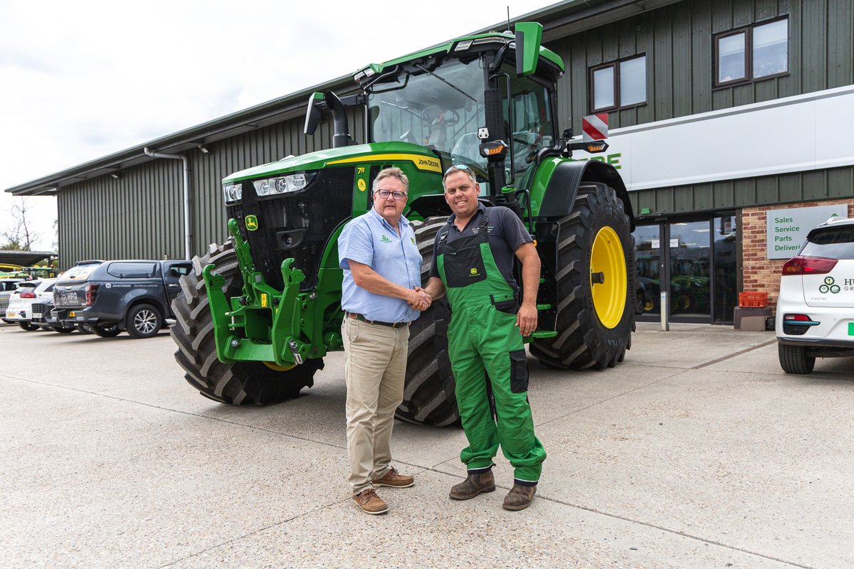 HuntForestGroup's tweet image. 🚜𝗔𝗡𝗢𝗧𝗛𝗘𝗥 𝟳𝗥 𝗛𝗜𝗧𝗧𝗜𝗡𝗚 𝗧𝗛𝗘 𝗙𝗜𝗘𝗟𝗗𝗦💚💪
Chilbolton Sales Rep Ian Dewey handing over the keys to James of Trinley Estates, taking delivery of their brand new John Deere 7R 330 💚💪

#JohnDeere #7R330 #TractorDelivery #HuntForestGroup #FarmingLife #AgDealer