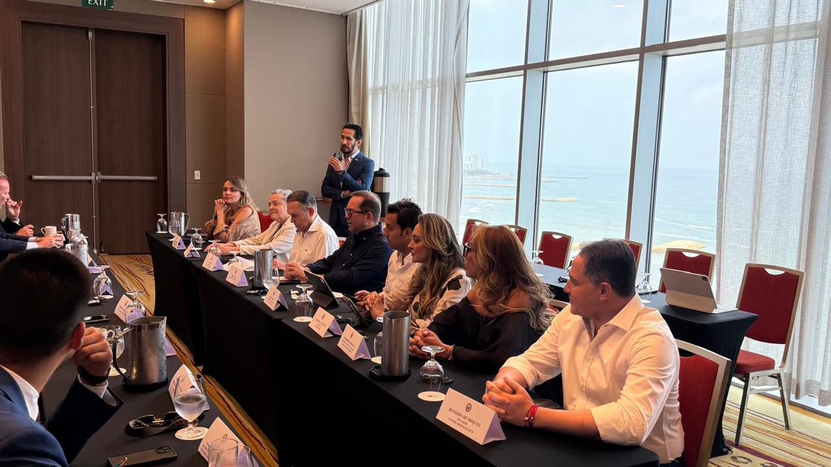 Participamos en importante reunión de la Comisión de Grupo de Amistad entre el Congreso de Colombia y Estados Unidos; con el Senador Bernie Moreno, el Senador Rubén Gallego y el Embajador John McNamara. Agradecemos a los Estados Unidos el apoyo a la defensa y protección de la