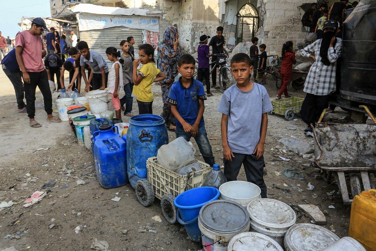 AJEnglish's tweet image. Palestinian children in Gaza queue for food and water amid Israeli-induced starvation in the besieged enclave.

🔴 LIVE updates: aje.io/y3r45e
