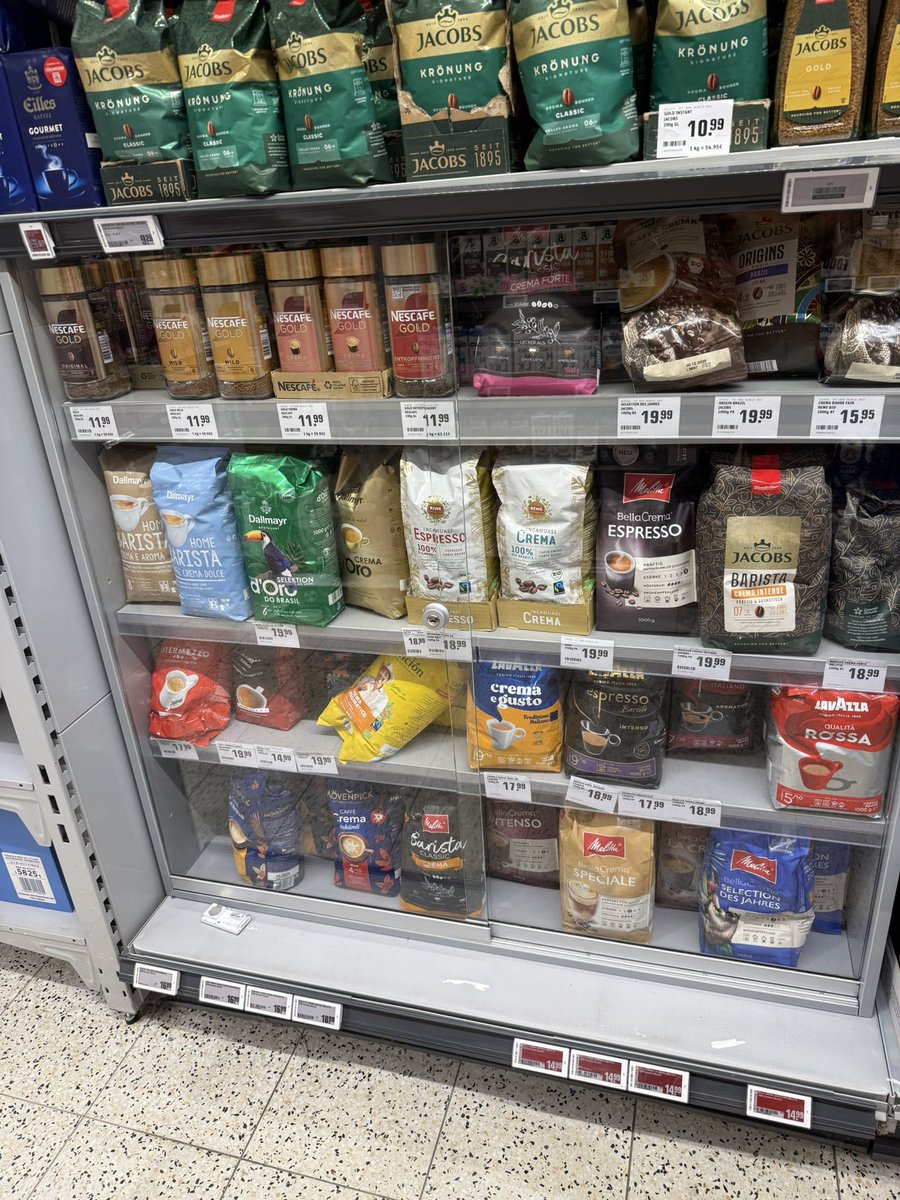 Jetzt stehen im Rewe schon die Kaffeebohnen hinter verschlossenen Glastüren in den Regalen. Kannte ich bislang nur von Rasierklingen und Alkohol.