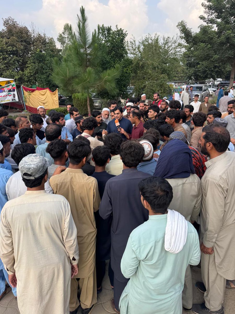 NDM_Official's tweet photo. بونیر: نیشنل ڈیموکریٹک موومنٹ کے چیئرمین محسن داوڑ نے بونیر کا دورہ کیا۔ چیئرمین محسن داوڑ نے مشکل اور غم کی اس گھڑی میں بونیر کے عوام کے ساتھ اظہار یکجہتی کی۔
چیئرمین محسن داوڑ نے تحصیل ہیڈکوارٹر ہسپتال پیر بابا کا دورہ کیا جہاں انہوں نے زخمیوں کی عیادت کی۔
اس موقع پر این ڈی ایم کے رحیم داوڑ اور نیشنل سٹوڈنٹس موومنٹ کے مرکزی سیکرٹری اطلاعات عاطف رشید بھی انکے ہمراہ موجود تھے۔