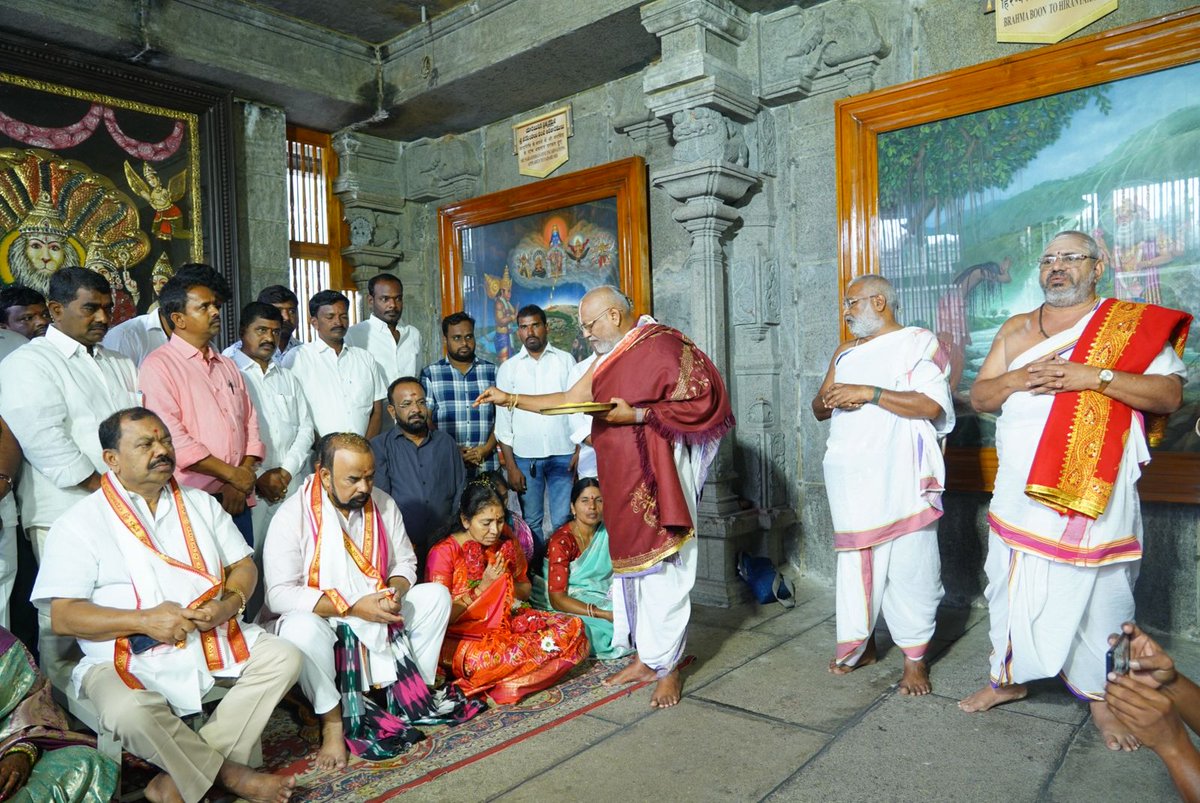 SunithaGongidi's tweet photo. శ్రీ లక్ష్మీ నరసింహస్వామి వారిని దర్శించుకున్న గొంగిడి దంపతులు
జన్మదినోత్సవాన్ని పురస్కరించుకుని గొంగిడి దంపతులు యాదగిరిగుట్ట శ్రీ లక్ష్మీ నరసింహస్వామి వారిని దర్శించుకుని ప్రత్యేక పూజలు  చేశారు. అనంతరం పండితులు వేదశీర్వచనం చేశారు.

#HappyBirthdayGSMR #Yadadri #AlairConstituency https://t.co/fR9l1JCkoo