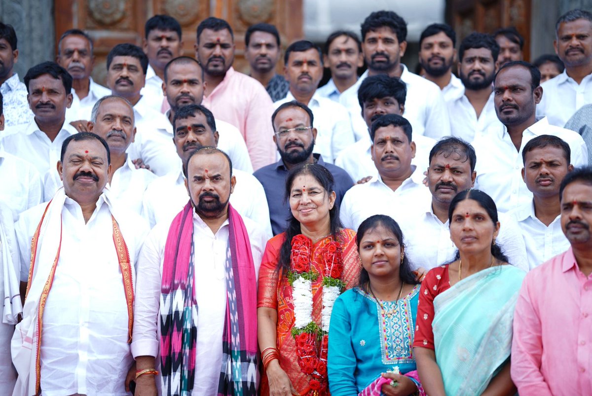 SunithaGongidi's tweet photo. శ్రీ లక్ష్మీ నరసింహస్వామి వారిని దర్శించుకున్న గొంగిడి దంపతులు
జన్మదినోత్సవాన్ని పురస్కరించుకుని గొంగిడి దంపతులు యాదగిరిగుట్ట శ్రీ లక్ష్మీ నరసింహస్వామి వారిని దర్శించుకుని ప్రత్యేక పూజలు  చేశారు. అనంతరం పండితులు వేదశీర్వచనం చేశారు.

#HappyBirthdayGSMR #Yadadri #AlairConstituency https://t.co/fR9l1JCkoo