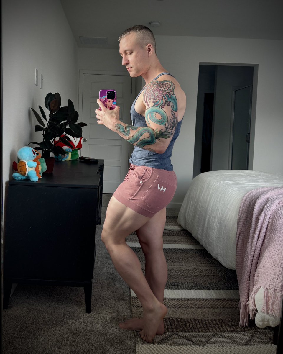 Woke up ready for leg day 😈