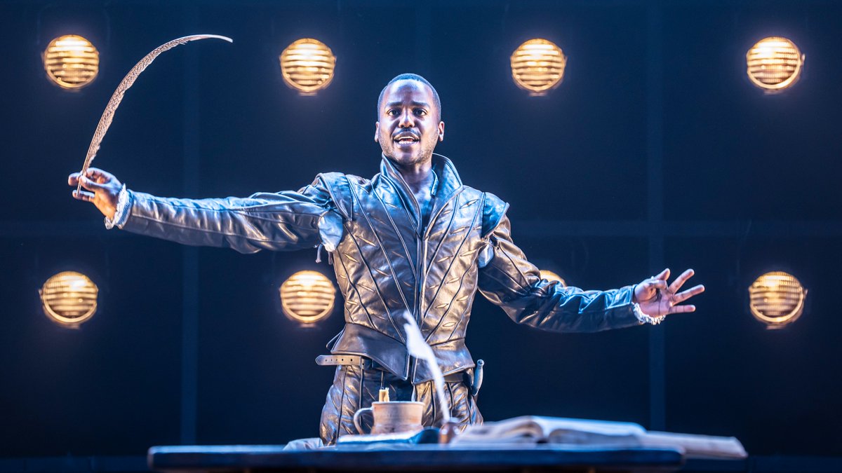 🪶All the world's a stage for Ncuti Gata &amp; Edward Bluemel, who play Marlowe &amp; Shakespeare in The Royal Shakespeare Company's Born With Teeth Play .

Book now: officiallondontheatre.com/show/born-with…

📸Johan Persson