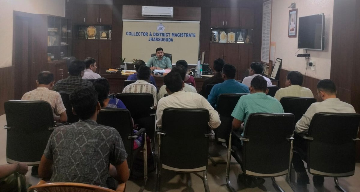 ମିଶନ ମୋଡରେ ଝାରସୁଗୁଡା ଜିଲ୍ଲା ପ୍ରଶାସନ । ଏହି ମର୍ମରେ ୩୦୩ଜଣ ଡ୍ରପଆଉଟ ଛାତ୍ରଛାତ୍ରୀଙ୍କୁ ସ୍କୁଲକୁ ଫେରାଇ ଆଣିବା ପାଇଁ ଜିଲ୍ଲାପାଳଙ୍କ ଅଧ୍ୟକ୍ଷତାରେ 'ଆସ ସ୍କୁଲ ଯିବା' ବୈଠକ ଅନୁଷ୍ଠିତ । ସେହିପରି ଜିଲ୍ଲାରେ 'ଆମ ହସ୍ପିଟାଲ' କାର୍ଯ୍ୟକ୍ରମ କିପରି ସୁବ୍ୟବସ୍ଥିତ ଢଙ୍ଗରେ ପରିଚାଳନା କରାଯିବ ତାର ରୂପରେଖ ପ୍ରସ୍ତୁତ କରାଯାଇଛି ।