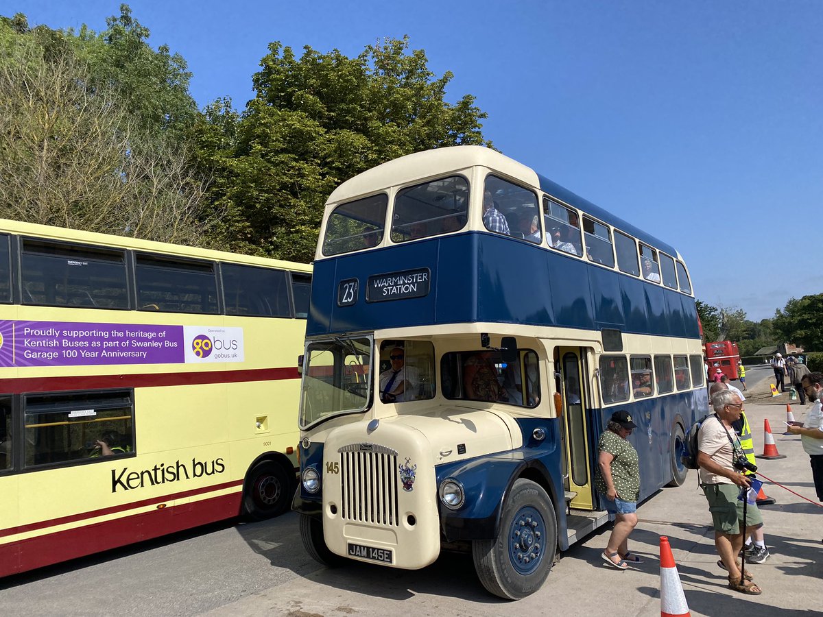 loypass_SCCar's tweet photo. 🚌 The queue for the return 23A to Warminster in mid-afternoon much dictates your bus back; I had this charming Daimler No 145.

Though I caught the Go South Coast legal lettering couldn’t quite get the livery or crest… anyone able to shine light? #Imberbus https://t.co/I1fo5H12rp