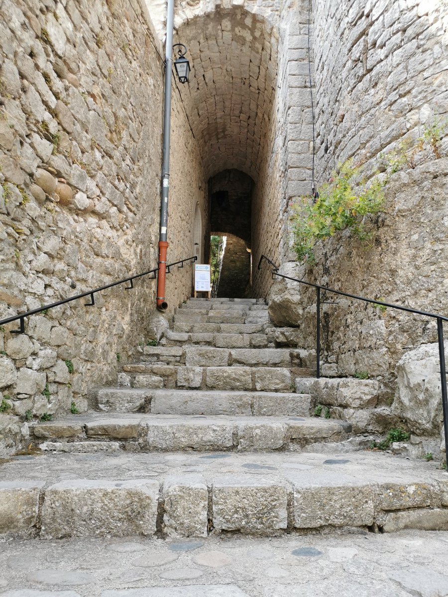 meteo60's tweet photo. Des murs massifs, épais, qui tiennent des siècles. Ils limitent la chaleur dans les maisons et même dans les ruelles.
Nos ancêtres étaient + doués que nos architectes et urbanistes modernes qui inventent des normes bidons et des constructions faussement durables. Photos Meteo60 https://t.co/sVDB4la3k4