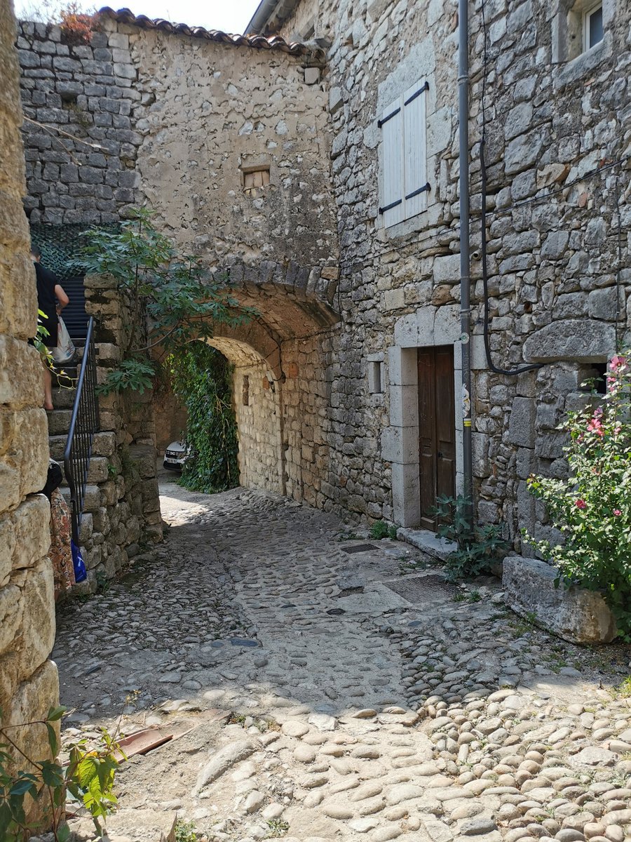 meteo60's tweet photo. Des murs massifs, épais, qui tiennent des siècles. Ils limitent la chaleur dans les maisons et même dans les ruelles.
Nos ancêtres étaient + doués que nos architectes et urbanistes modernes qui inventent des normes bidons et des constructions faussement durables. Photos Meteo60 https://t.co/sVDB4la3k4