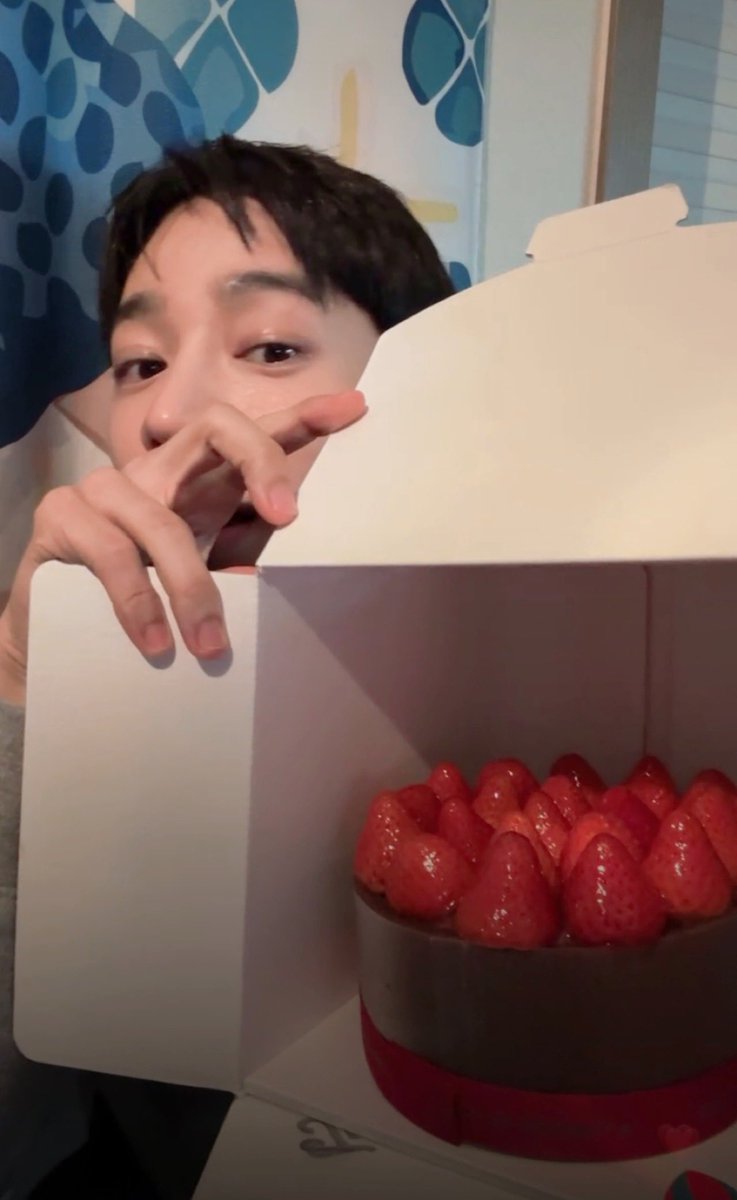 Look__atMe__Now's tweet photo. 옵세스드 1주년 기념 이벤트🎉
생일인데 케익있으면 또 좋으니까❤︎ 
RT해주시면 되구 퇴근 후 3명 추첨

옵세스드 생일 축하해 내 인생 최고의 쑈였어🩵
오늘은 옵세스드 플리 한번 들어야겠다🥹
다들 DIVE 한번씩 들어주면 좋겠다아~~~💚

#기광 #이기광 #OBSESSED https://t.co/xMdgqq8B7L