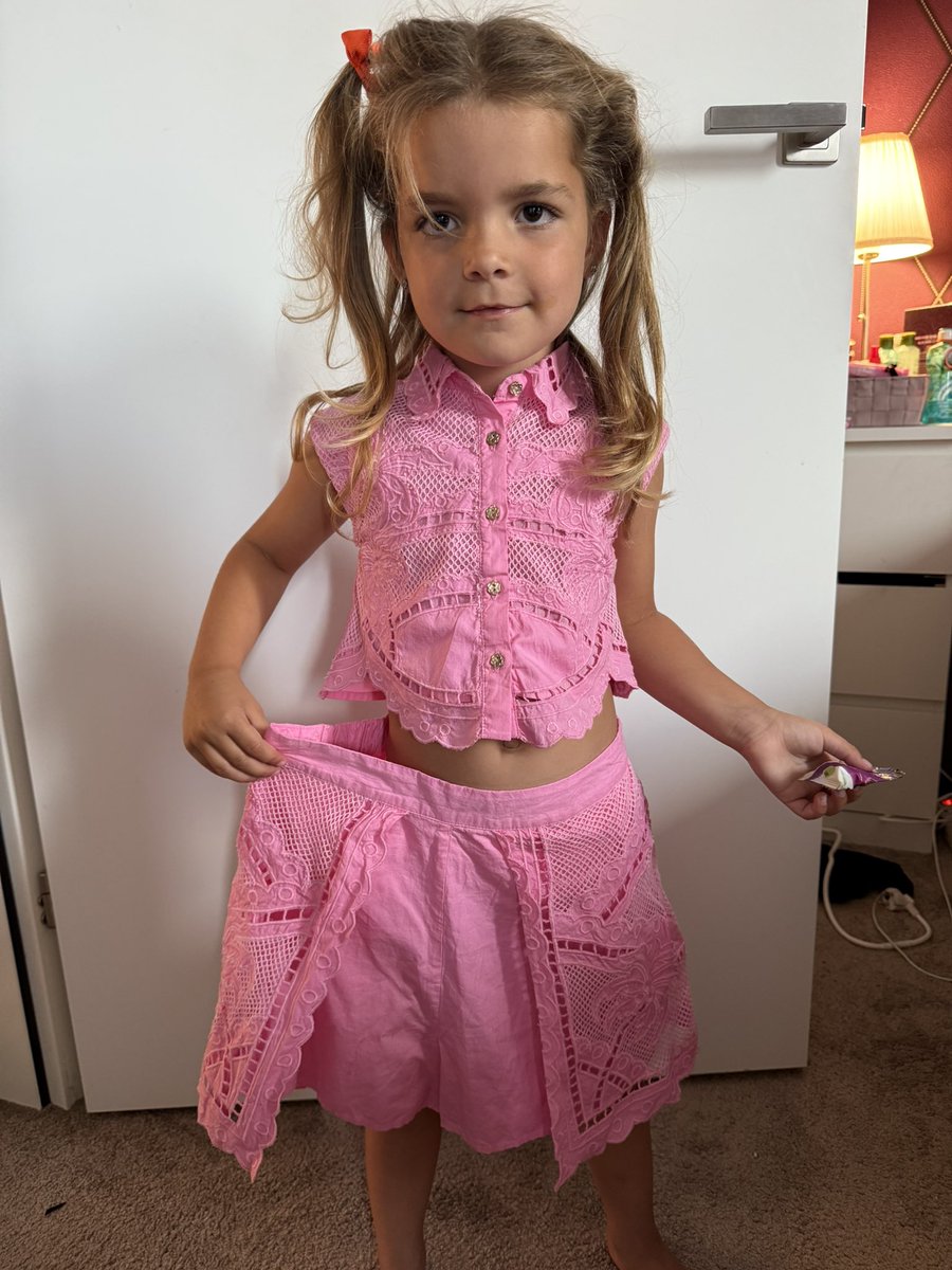 Thanks <a href="/riverisland/">River Island</a>  for your great service and telling my that this top and bottom is the same size because the label says so 🙄