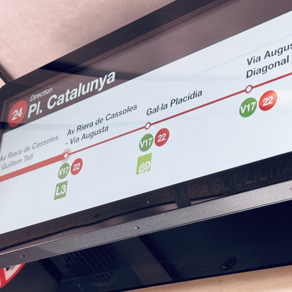 Ara mateix el conductor i jo son els únics barcelonins del bus

<a href="/RecuperemSalut/">#RecuperemLaSalut</a> <a href="/RecupParkGuell/">Recuperem Park Güell</a> <a href="/ConsellVeinalTR/">Consell Veïnal del Turó de la Rovira</a> <a href="/BarcelonaTurism/">Barcelona Turisme</a> <a href="/AssBarrisDT/">ABDT #StopCreuers #SETnet #DecreixementTurístic</a>