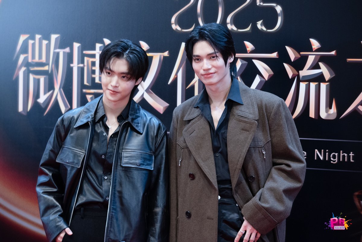 PRSocietyNews's tweet photo. สองพี่น้อง โอภาสเอี่ยมขจร "วิน-มิค" บนพรมแดง นี่มันงานประกาศรางวัลหรืองานเซ็นสัญญาในวงสังคมคะเนี่ย

MICK WEIBO GALA 
WEIBO DAZZLING NIGHT
#WeiboGala2025xMick 
#WeiboGala2025xWin #WeiboCulturalExchangeNight2025
#WeiboGala2025xGMMTV 
#mickmetasWIN #winmetawin https://t.co/2uOf6a7f2b