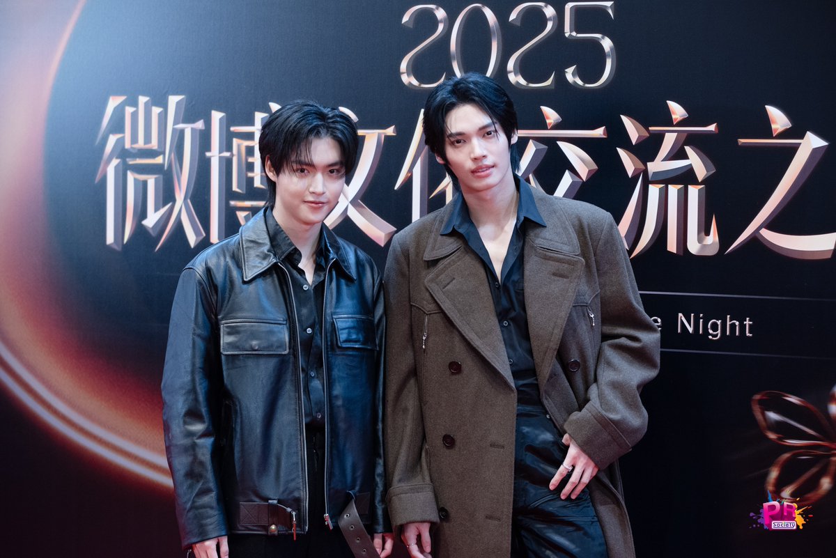 PRSocietyNews's tweet photo. สองพี่น้อง โอภาสเอี่ยมขจร "วิน-มิค" บนพรมแดง นี่มันงานประกาศรางวัลหรืองานเซ็นสัญญาในวงสังคมคะเนี่ย

MICK WEIBO GALA 
WEIBO DAZZLING NIGHT
#WeiboGala2025xMick 
#WeiboGala2025xWin #WeiboCulturalExchangeNight2025
#WeiboGala2025xGMMTV 
#mickmetasWIN #winmetawin https://t.co/2uOf6a7f2b
