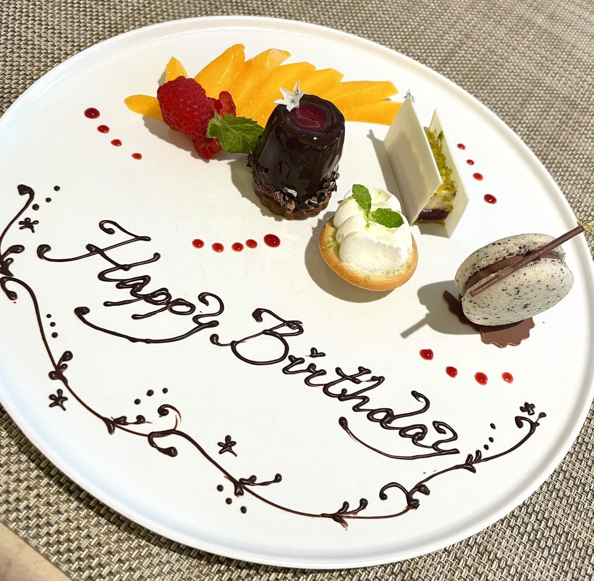 「仕事の打ち合わせもあったんだけど、オシャレレストランで誕生日まで祝っていただいた」|夏目イサクのイラスト
