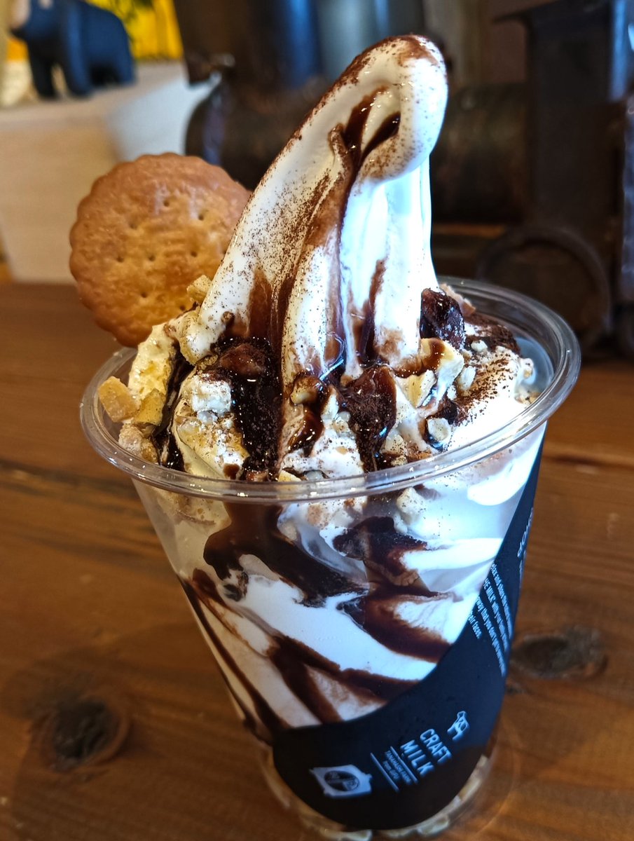 _ogaki_'s tweet photo. THE MILK SHOP
棚橋牧場さん
岐阜県池田町
トッピングソフト
チョコナッツ味
美味しかった…
さすが牛乳屋さん
ごちそうさまでした🙏
ありがとうございます
🐄
#棚橋牧場
#THEMILKSHOP
#MILKSHOP
#ソフトクリーム
#牛乳 #牛乳屋さん
#池田町 https://t.co/jLWDt0ugFQ