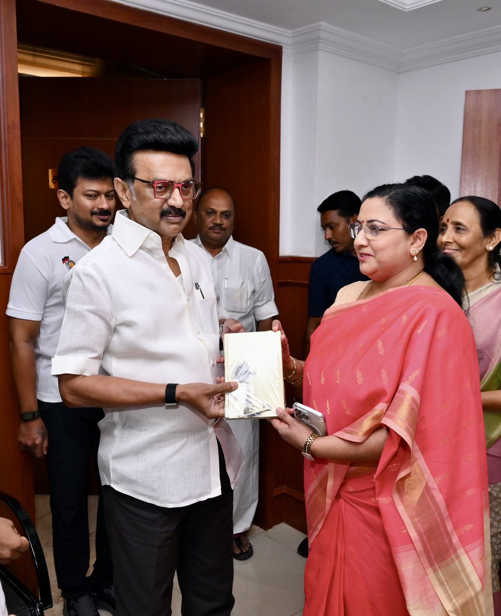 DrKanimozhiSomu's tweet photo. கழக மாநிலங்களவை குழுத் துணைத் தலைவராக நியமிக்கப்பட்டதை ஒட்டி, கழகத் தலைவர் மாண்புமிகு தமிழ்நாடு முதலமைச்சர் அண்ணன் திரு.@mkstalin அவர்களை நேரில் சந்தித்து ஆசி பெற்றேன்! https://t.co/onsq6uh52W