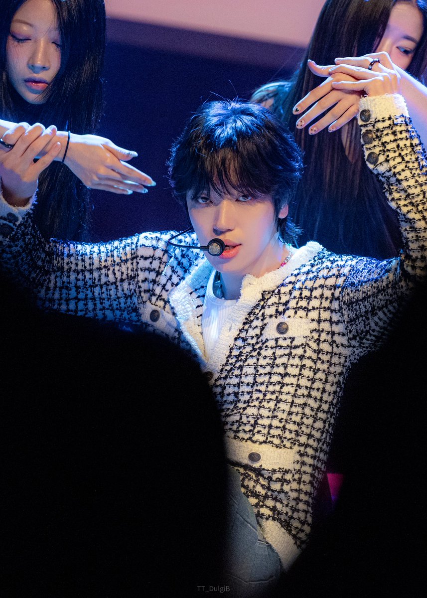 TT_DulgiB's tweet photo. 250815 니엘 생일 팬미팅 <In a NIEL Mood>

She

#틴탑 #니엘 
#오늘_생일인거_안다_니엘
#FairyNielDay https://t.co/hT0F8aPWe1