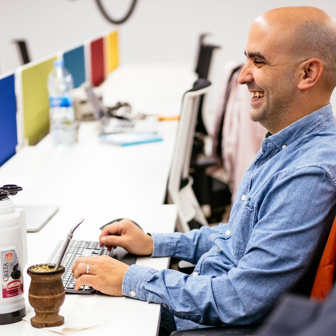 En ULab las mejores ideas no siempre nacen en una reunión.
💡 A veces empiezan en la máquina de café o en la mesa de al lado.
Aquí la creatividad no ficha… llega cuando quiere.

#ULab #Coworking #Alicante #Creatividad