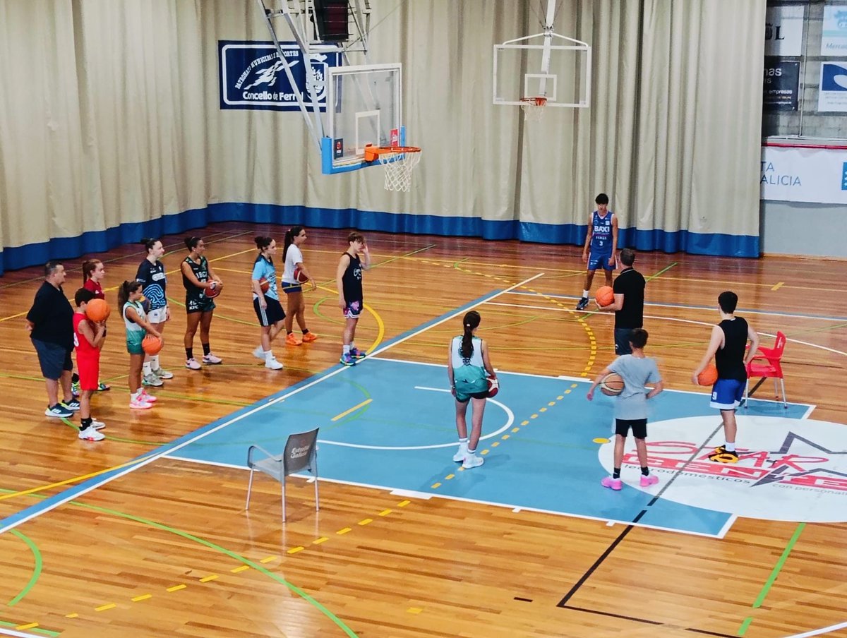 ArbitrosAEBA's tweet photo. Nuestro asociado Carlos Cortés participó en el Campus dirigido por Chiqui Barros en Ferrol, donde pudo tratar diferentes opciones para pararse en situaciones de juego y conseguir un buen tiro. https://t.co/Ywd6n62zZA