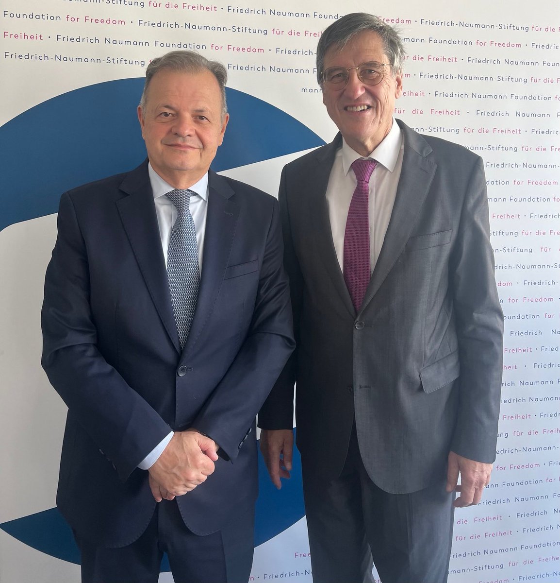 Großartiges Gespräch! Botschafter Brasiliens in Deutschland (⁦<a href="/BotschaftBR/">Embaixada do Brasil em Berlim</a>)⁩ Rodrigo Baena Soares zu Gast bei ⁦<a href="/FNFreiheit/">Friedrich-Naumann-Stiftung für die Freiheit</a>⁩. Einigkeit (1) EU-Mercosur-Abkommen hat Priorität, (2) Neue Phase der Globalisierung bietet Chancen, trotz US-Zöllen. ⁦<a href="/FNFargentina/">Friedrich Naumann Argentina</a> ⁦<a href="/fdp/">FDP</a>