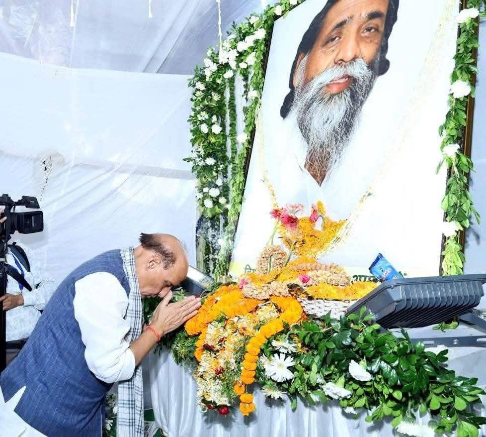 आज केंद्रीय रक्षा मंत्री आदरणीय श्री <a href="/rajnathsingh/">Rajnath Singh</a> जी ने पूर्व मुख्यमंत्री स्वर्गीय शिबू सोरेन जी के गांव नेमरा पहुंचकर गुरुजी को श्रद्धांजलि दी।