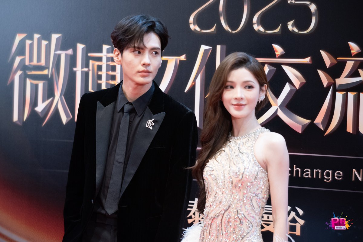 PRSocietyNews's tweet photo. คู่พระนางสุดฮอตในเวลานี้กับ #毕雯珺(ปี้เหวินจวิ้น) - #张予曦 (จางอวี่ซี) จากซีรีส์ #DeepAffectionEyes ร่วมเดินพรมแดงที่งาน “Weibo Cultural Exchange Night in Thailand 2025” 

#BiWenJun #ปี้เหวินจวิ้น 
#ZhangYuXi #จางอวี่ซี 
#WeiboCulturalExchangeNight2025 https://t.co/74fiV3vp4Z