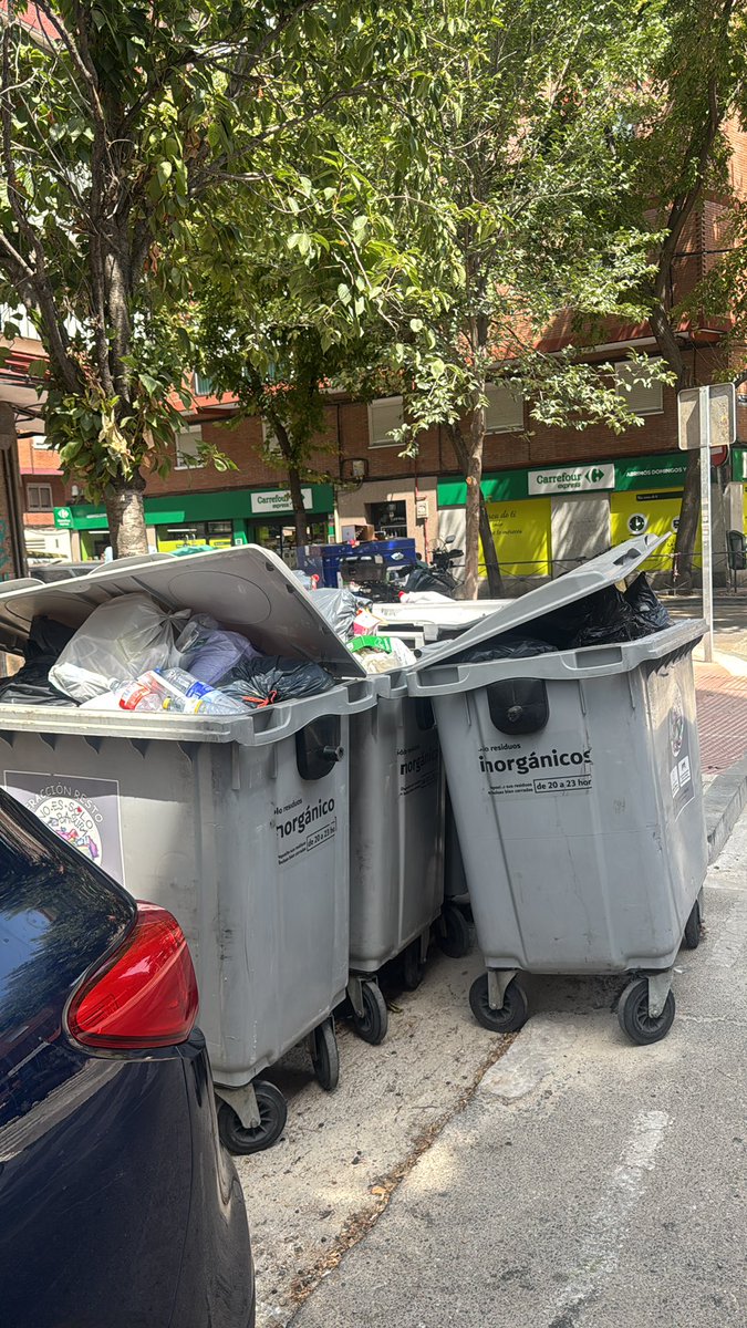 nikosuarez9's tweet photo. Calle moradas 9. Esquina con Lope de rueda 18 https://t.co/cxUk8v8ziz