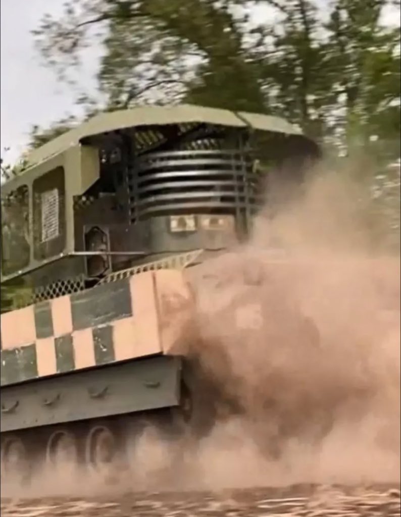 Ukraynalılar yerli imkanlarla drone,serbest dolanan mühimmat ve kümülatif harp başlığı gibi tehditlere karşı M2 Bradley ZMA kulesi üzerine kaçak kat çıkmışlar. Ukraynalıların home-made çözümlerinden biri olarak karşımıza çıkan üründe kuleyi çepeçevre sararken değiştirilebilir👇🏻